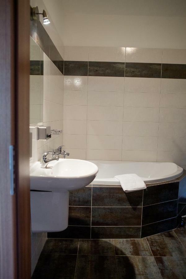 Wellness Hotel & Minipivovar Knezinek Ceske Budejovice Bagian luar foto